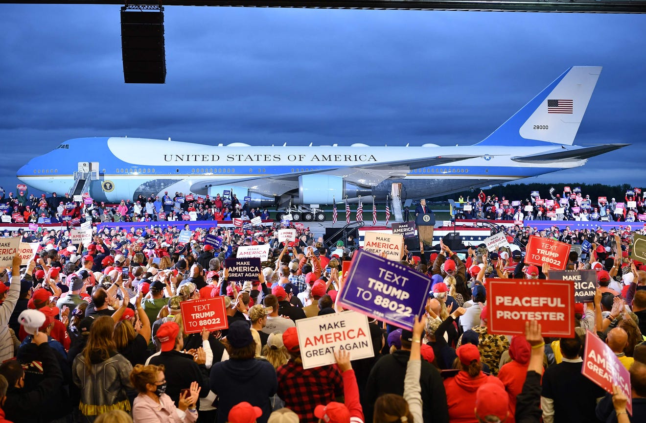 T،p Campaign Rally In Front Of Air Force 1